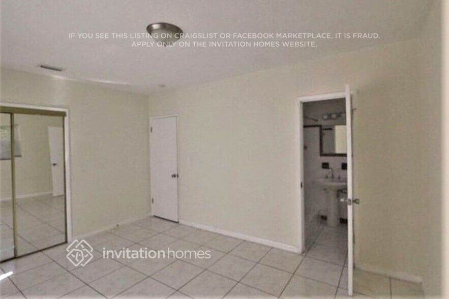 Building Photo - 15615 NE 5th Ct