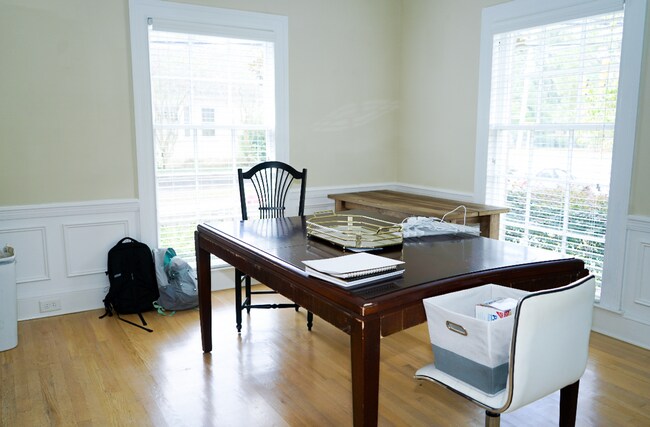Building Photo - Stylish Grid Living