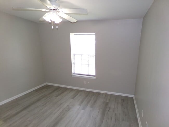 Building Photo - Salem Square Apartments