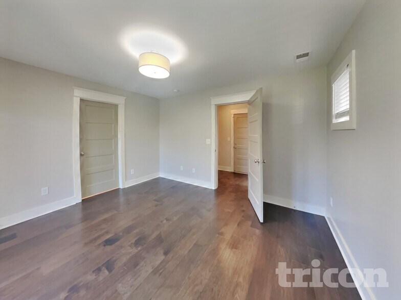 Building Photo - 1208 Hillwood Private Cove