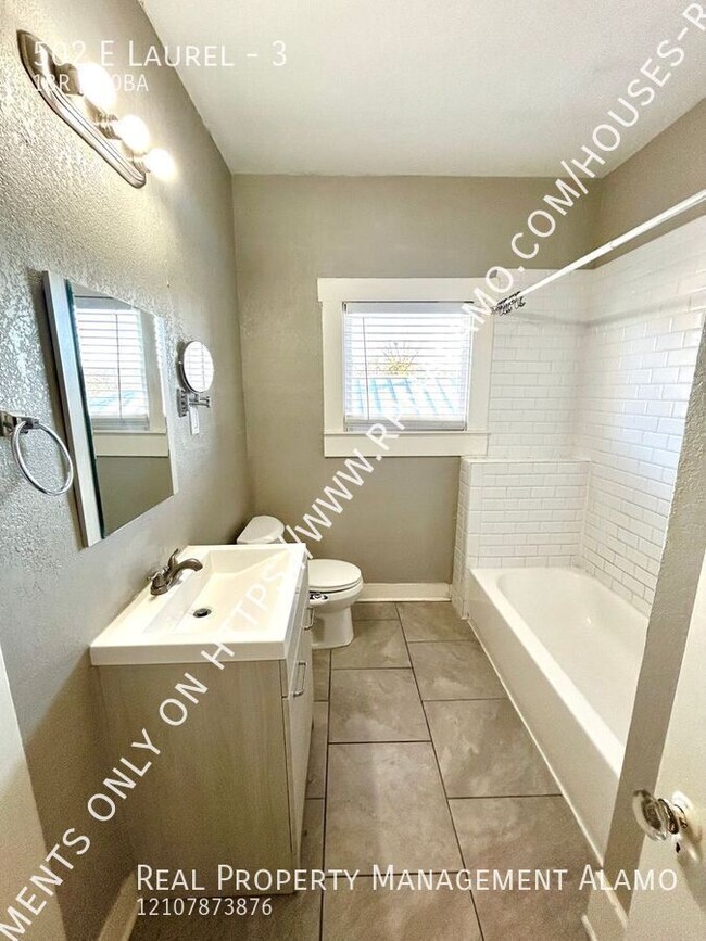 Building Photo - **MOVE IN SPECIAL!** Lovely 1 Bedroom / 1 ...