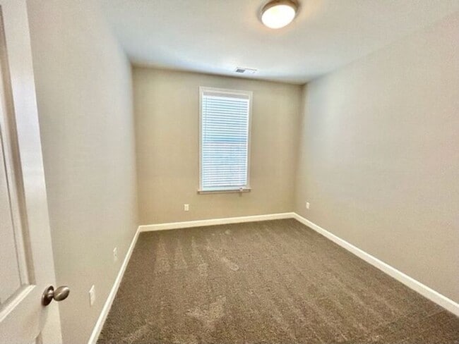 Building Photo - Now Leasing a 5-Bedroom 3 Bath Home in Hor...