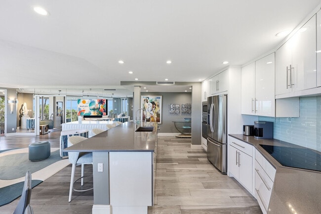 Building Photo - 8111 Bay Colony Dr