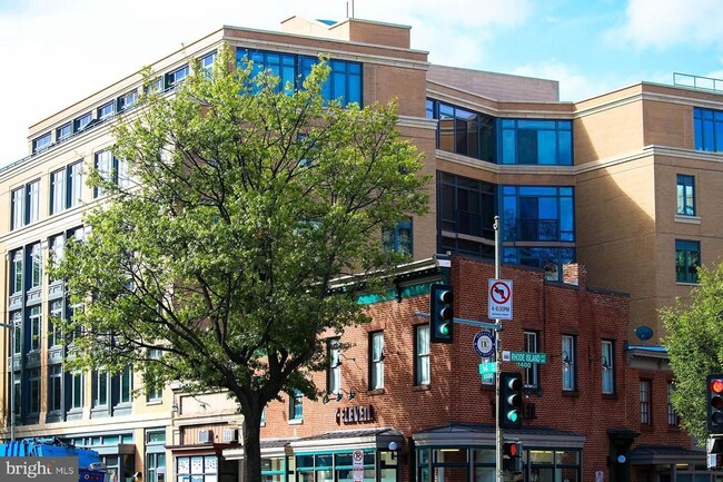 Building Photo - Practically new 1bd/1ba steps to Logan Cir...