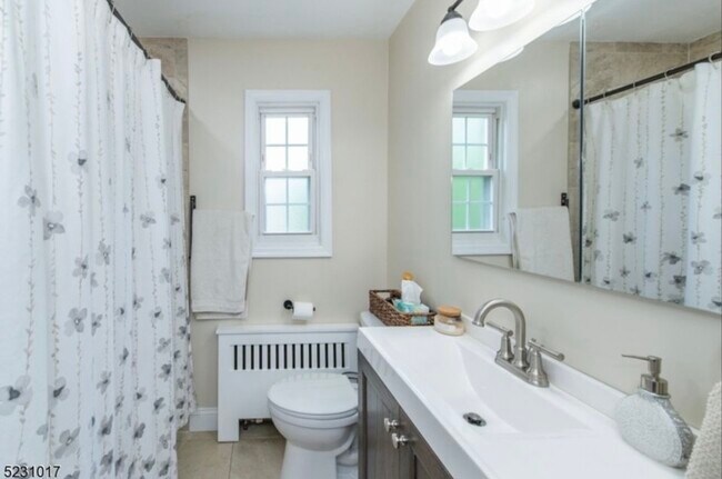 Building Photo - 8 Wedgewood Dr