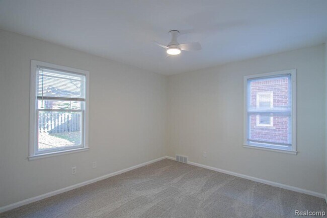 Building Photo - Beautifully renovated brick bungalow