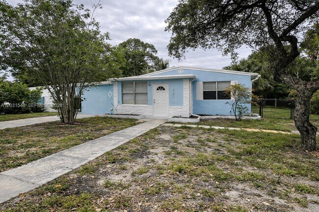 Building Photo - 420 SW 25th Ave