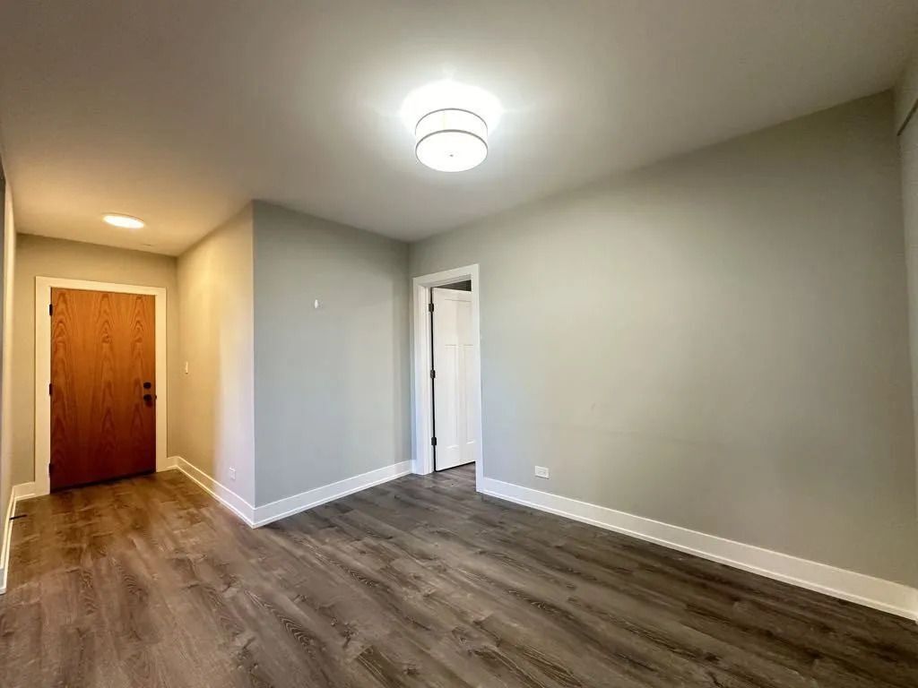 Building Photo - 505 W Belmont Ave