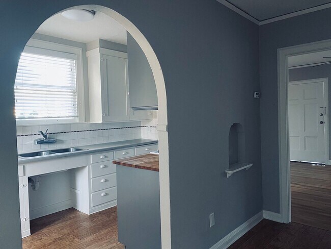 Building Photo - Laurel Street Triplex