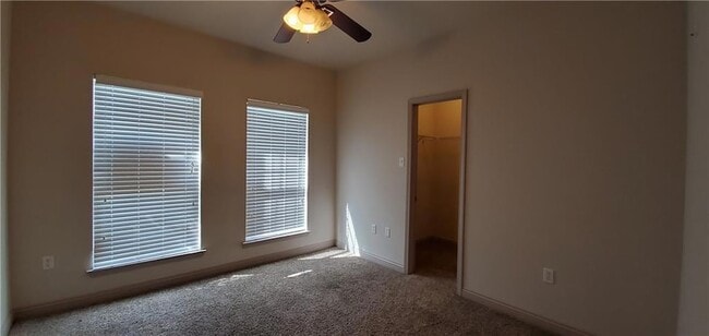 Building Photo - 2112 Summertree Dr