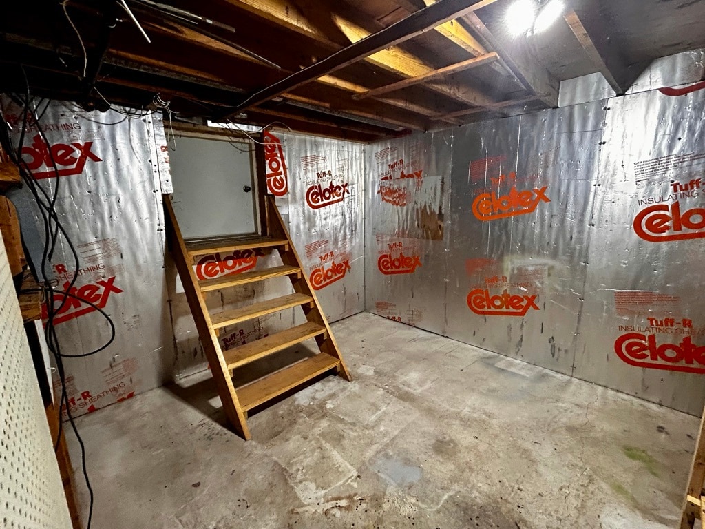 Bonus Room & Storage room with door to exterior - 694 Tilson St N