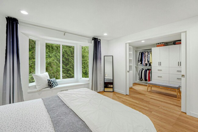 Building Photo - 5bd/2.5ba Bellevue Home