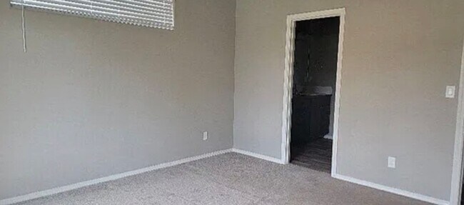 Building Photo - 544 SE Casting St