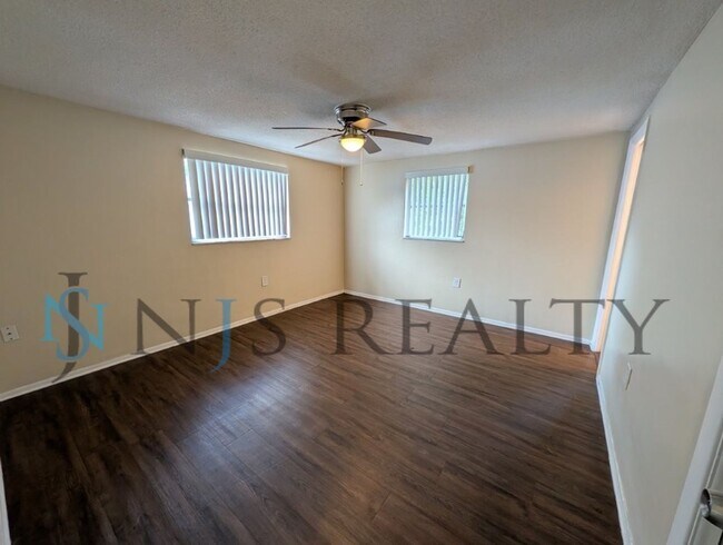 Building Photo - REDUCED!!!!  True 3 Bed~2 Bath~with garage. Over 1,000 sq ft, with updated kitchen & bathrooms, l...