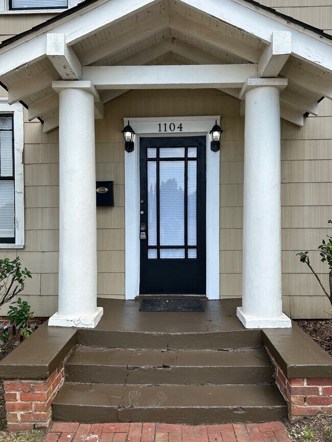 Building Photo - 1104 Belleview St
