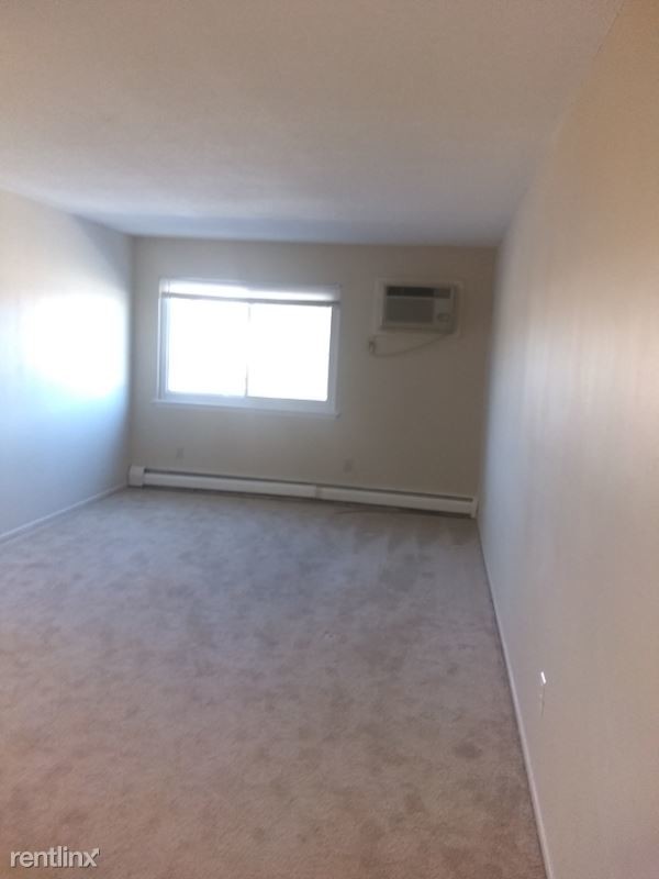 Building Photo - 572 Brook St