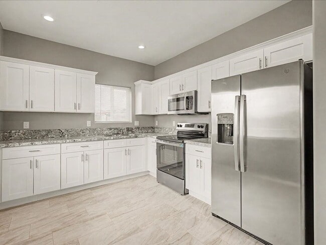 Building Photo - PRICE REDUCTION!  $500 OFF FIRST FULL MONTH'S RENT!