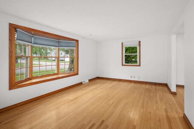 Building Photo - 3129 Windsor Dr