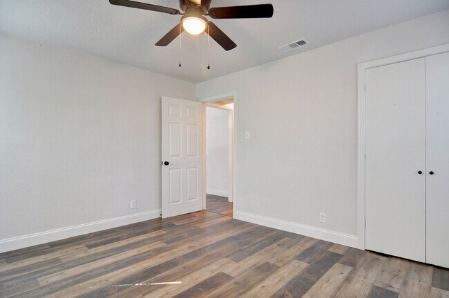 Building Photo - 3 bed 2 bath