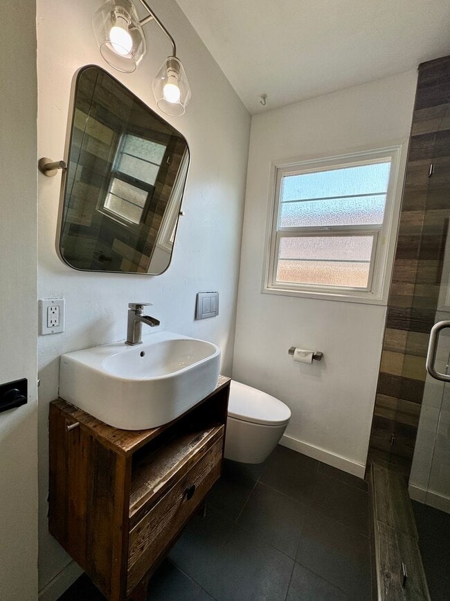 Building Photo - Charming Home Available Now!