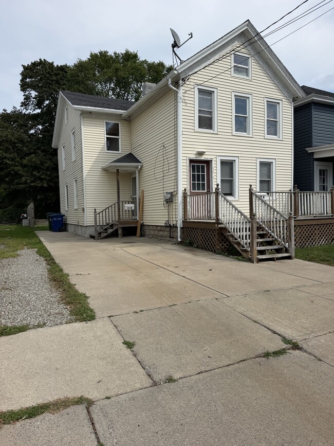 Building Photo - 111 E 9th St
