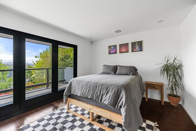 Building Photo - Architectural Contemporary with Panoramic ...