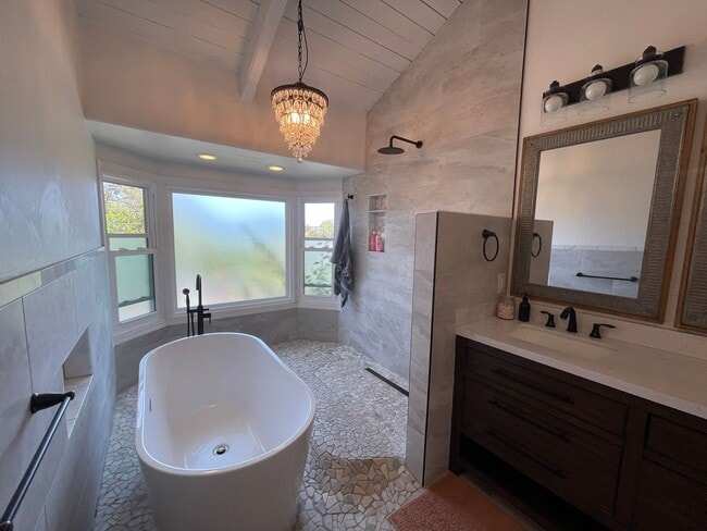 Building Photo - Two Bedroom + Loft/Two Bathroom Napili Tow...