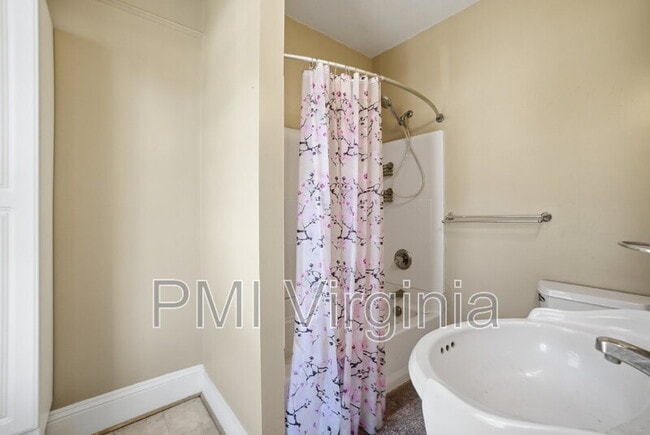 Building Photo - 527 W 26th St