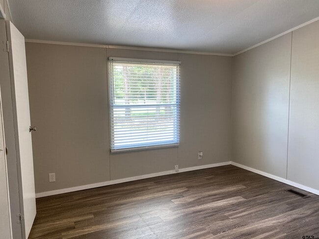 Building Photo - 22944 Shell Shore Dr