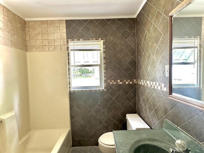 Building Photo - 1008 N Sunset Ave