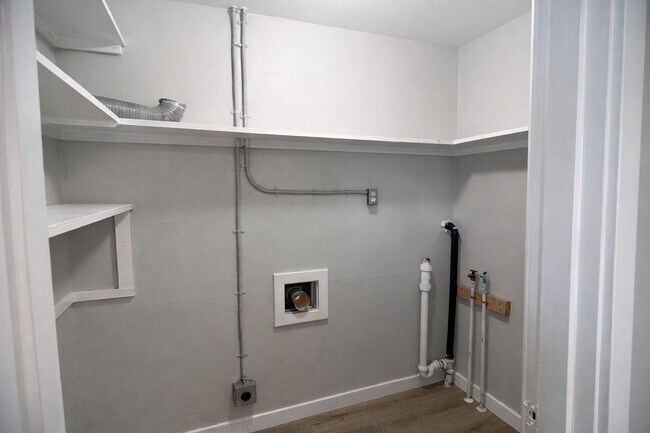 Building Photo - r3008unanderavev