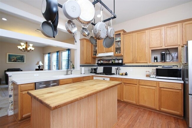 Building Photo - 16242 Pine Thorn Dr