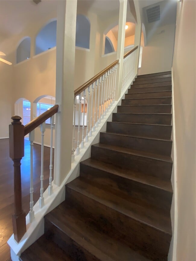 Building Photo - 9210 Hidden Lake E Dr