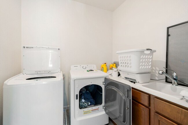 Building Photo - Beautiful 4BR/4BA home in the gated Copper View community. Features spacious living areas, mounta...