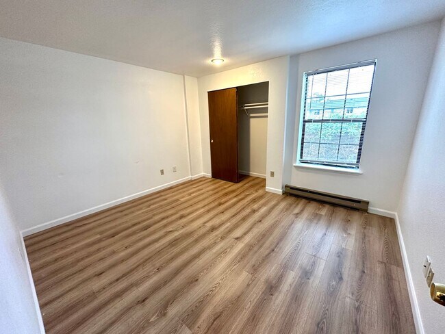 Building Photo - 2 Bed 1 Bath in heart of Bellingham Receive a $250 Amazon gift card upon move in!!