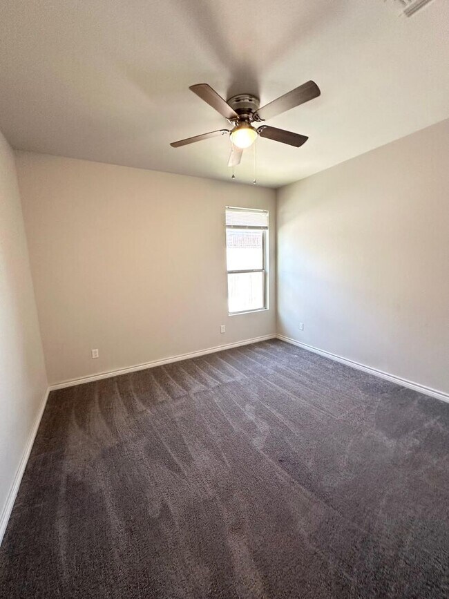 Building Photo - 3 Bed 2 Bath Ready to Rent ASAP! Granite/ Large Master Bedroom!