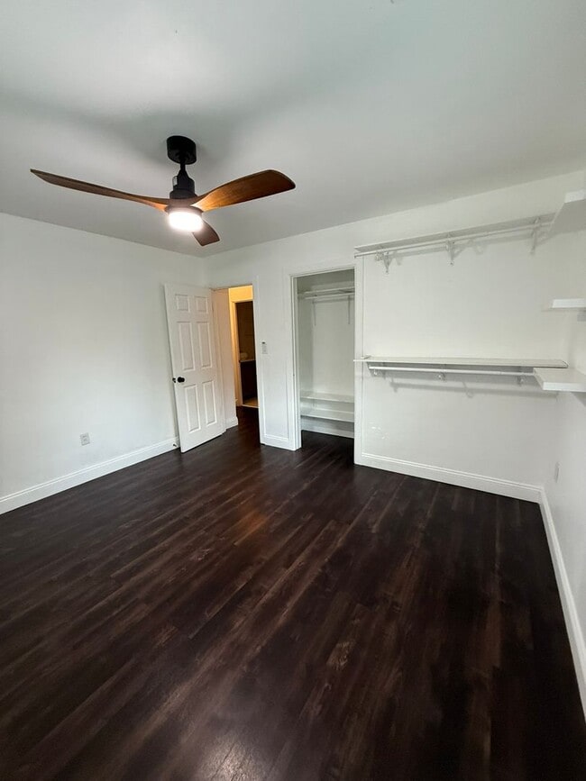 Building Photo - Renovated 2/1 Home walkable to Downtown De...