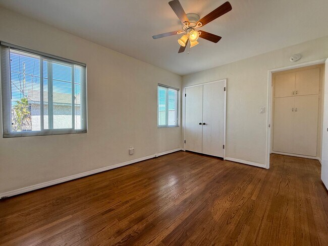 Building Photo - CORNER Upstairs Unit Within Small Gated Community! COMPLIMENTARY Shared Laundry! Spacious Floorplan!