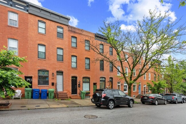 Primary Photo - Upper Fells Point Townhouse - 3+ Bedrooms,...