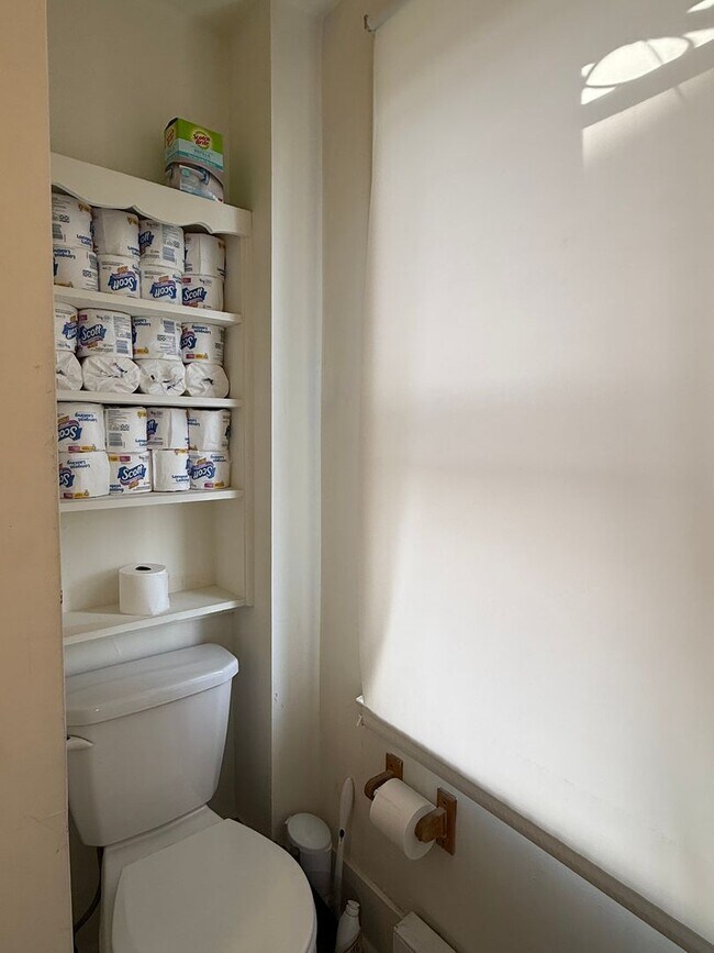 Building Photo - 137 E Market St