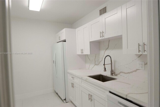 Building Photo - 141 Crandon Blvd