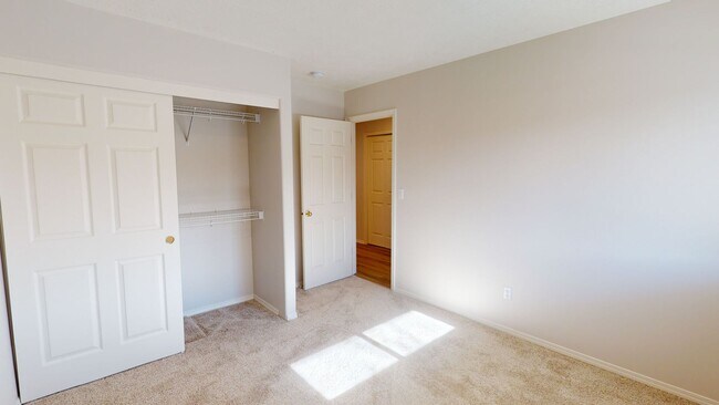 Building Photo - Single Level Family Friendly Home in Sandy. Fenced Backyard Pets Welcome