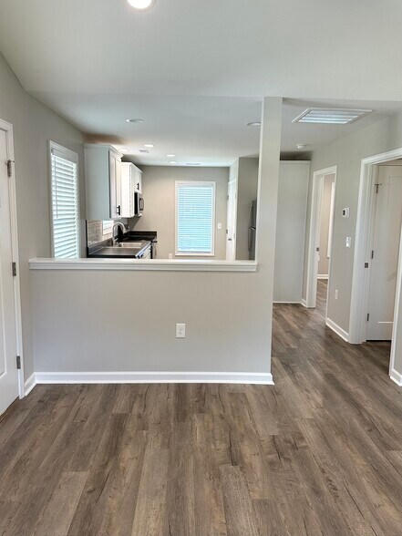 Knee wall offering an open but seperate space - 2217 Kenwood Blvd SE