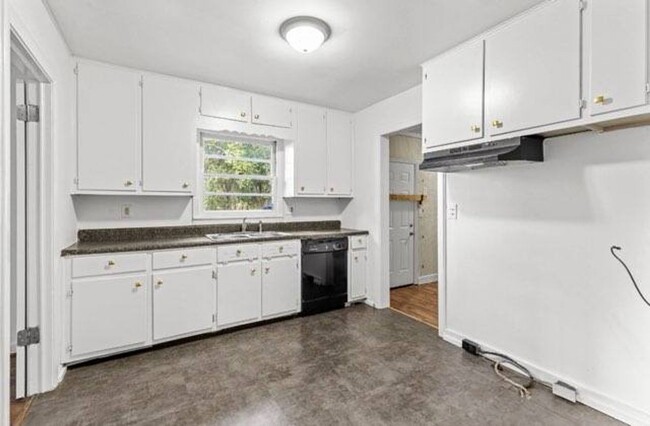 Building Photo - Charming and Newly Renovated 4 Bedroom 1 B...