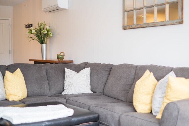 Building Photo - 2 Bedroom/ 2 Bathroom End Unit Coming Avai...