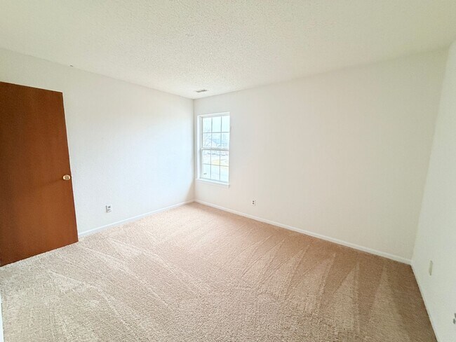 Building Photo - 1555 Blue Brook Way