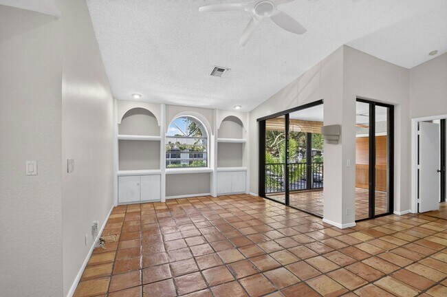 Building Photo - 5451 Verona Dr