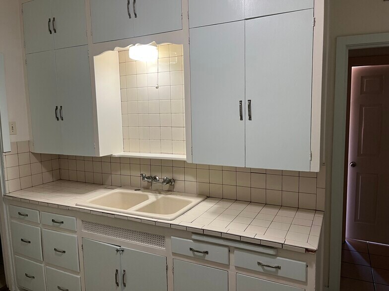 Kitchen - 902 E Amelia Ave