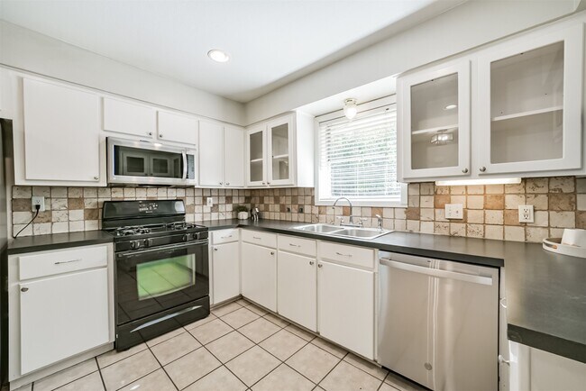 Building Photo - 5511 Kinglet St