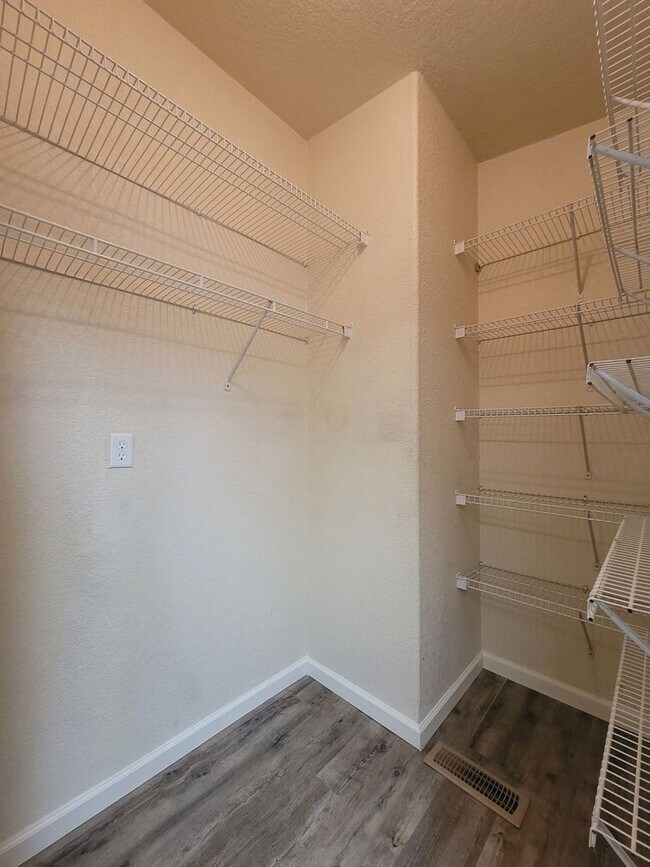 Building Photo - Updated Spacious Home in the Foothills!